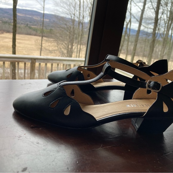 Cute low heel. New condition still has original stickers on bottom  no scuffs. - Picture 7 of 7